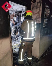 Imagen secundaria 2 - Imágenes de la intervención de los bomberos, ayer, en Benidorm. 