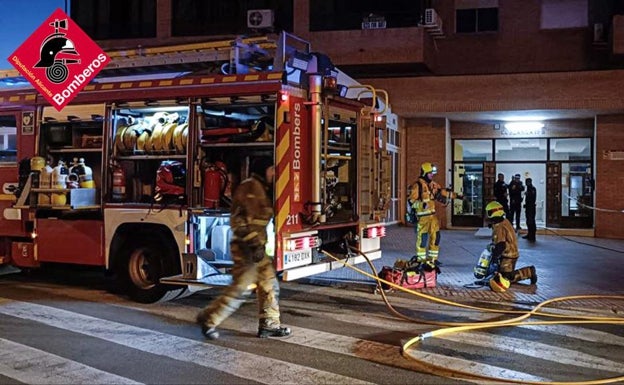 Imagen principal - Imágenes de la intervención de los bomberos, ayer, en Benidorm. 