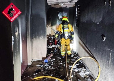 Imagen secundaria 1 - Imágenes de la intervención de los bomberos, ayer, en Benidorm. 