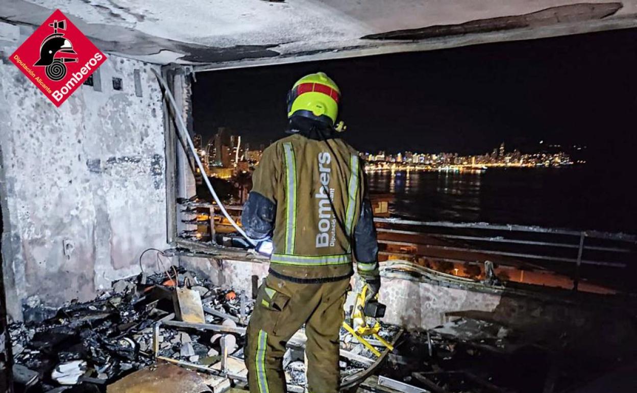 Estado en el que quedó la terraza tras el virulento incendio. 