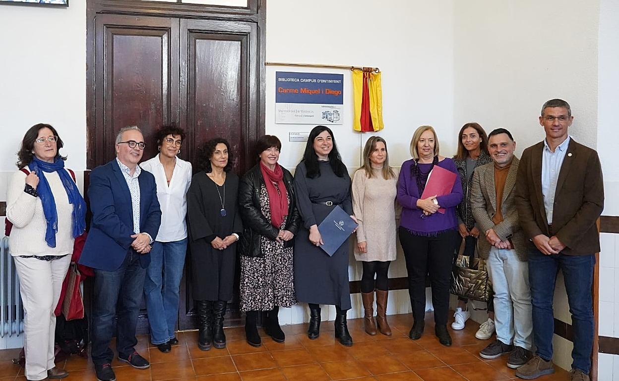 Las autoridades  junto a la placa con el nombre de Carmen Miquel de  la biblioteca del Campus de Ontinyent. 