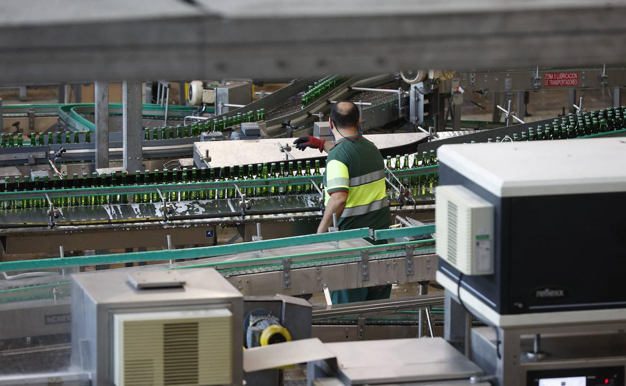 Una línea de producción de la planta valenciana de Heineken. 