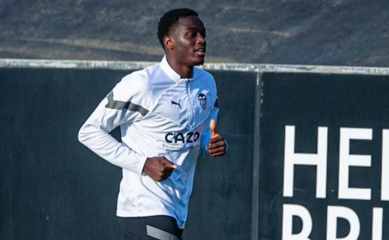 Diakhaby entrena al margen en Paterna. 