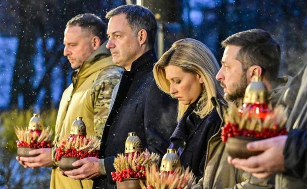 El primer ministro belga, Alexander De Croo; Olena Selenska, primera dama ucraniana; y el presidente ucraniano, Volodímir Zelenski, durante una visita al memorial del Holodomor en Kiev, el pasado 26 de noviembre.