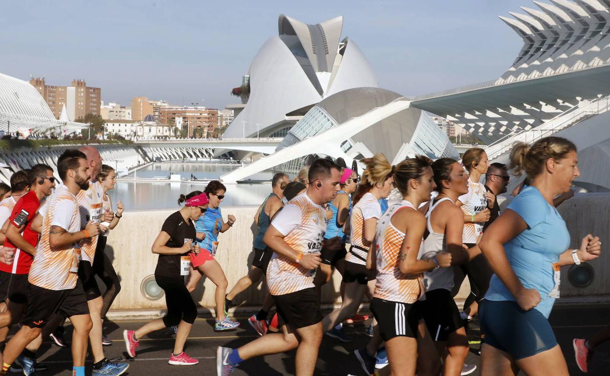 Varios participantes de una edición pasada del Maratón de Valencia. 