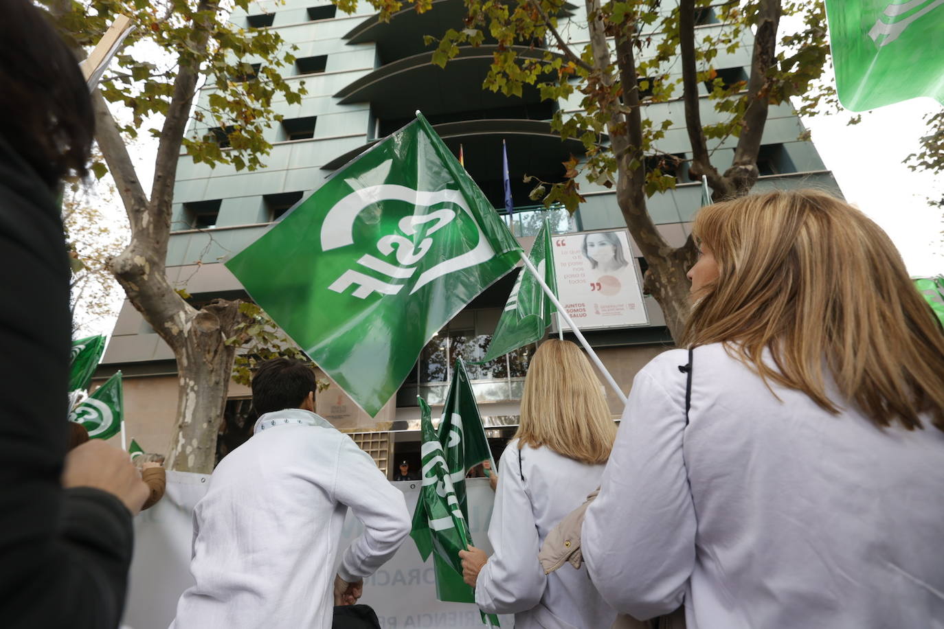 La protesta a las puertas de la conselleria urge refuerzos a Sanidad y un «trato digno» para los pacientes