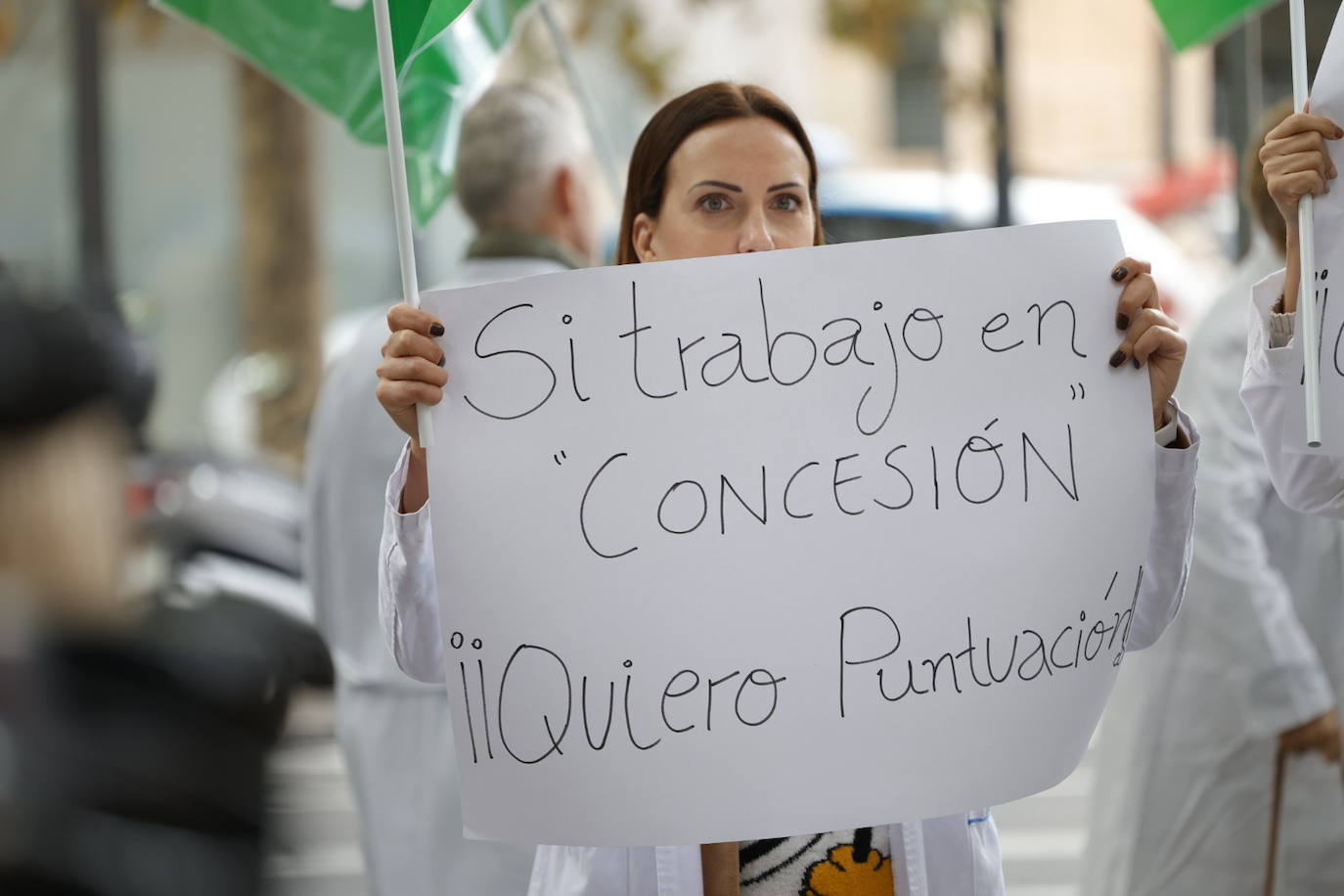 La protesta a las puertas de la conselleria urge refuerzos a Sanidad y un «trato digno» para los pacientes