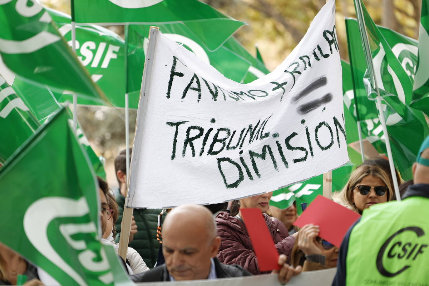 La protesta a las puertas de la conselleria urge refuerzos a Sanidad y un «trato digno» para los pacientes