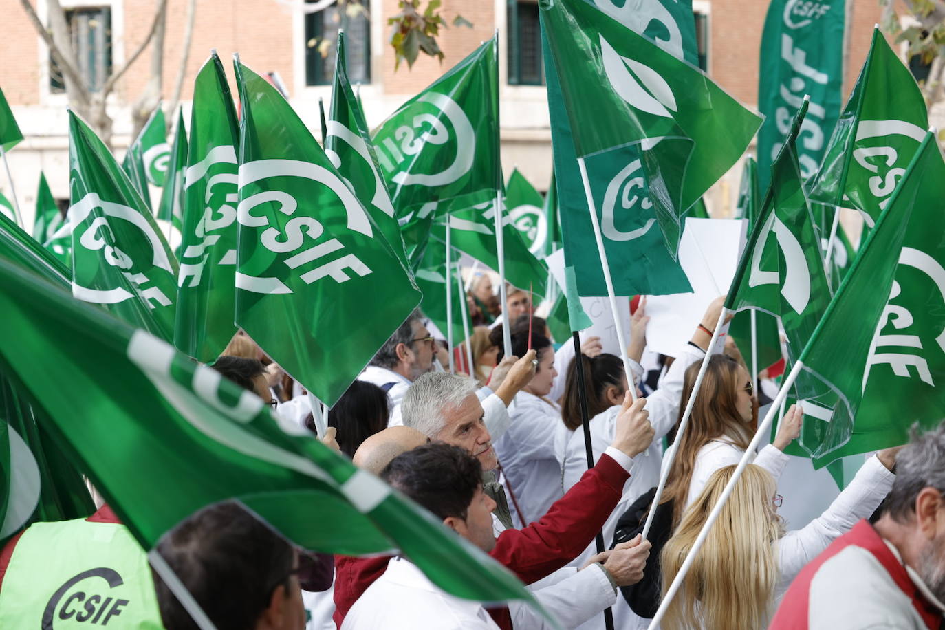 La protesta a las puertas de la conselleria urge refuerzos a Sanidad y un «trato digno» para los pacientes