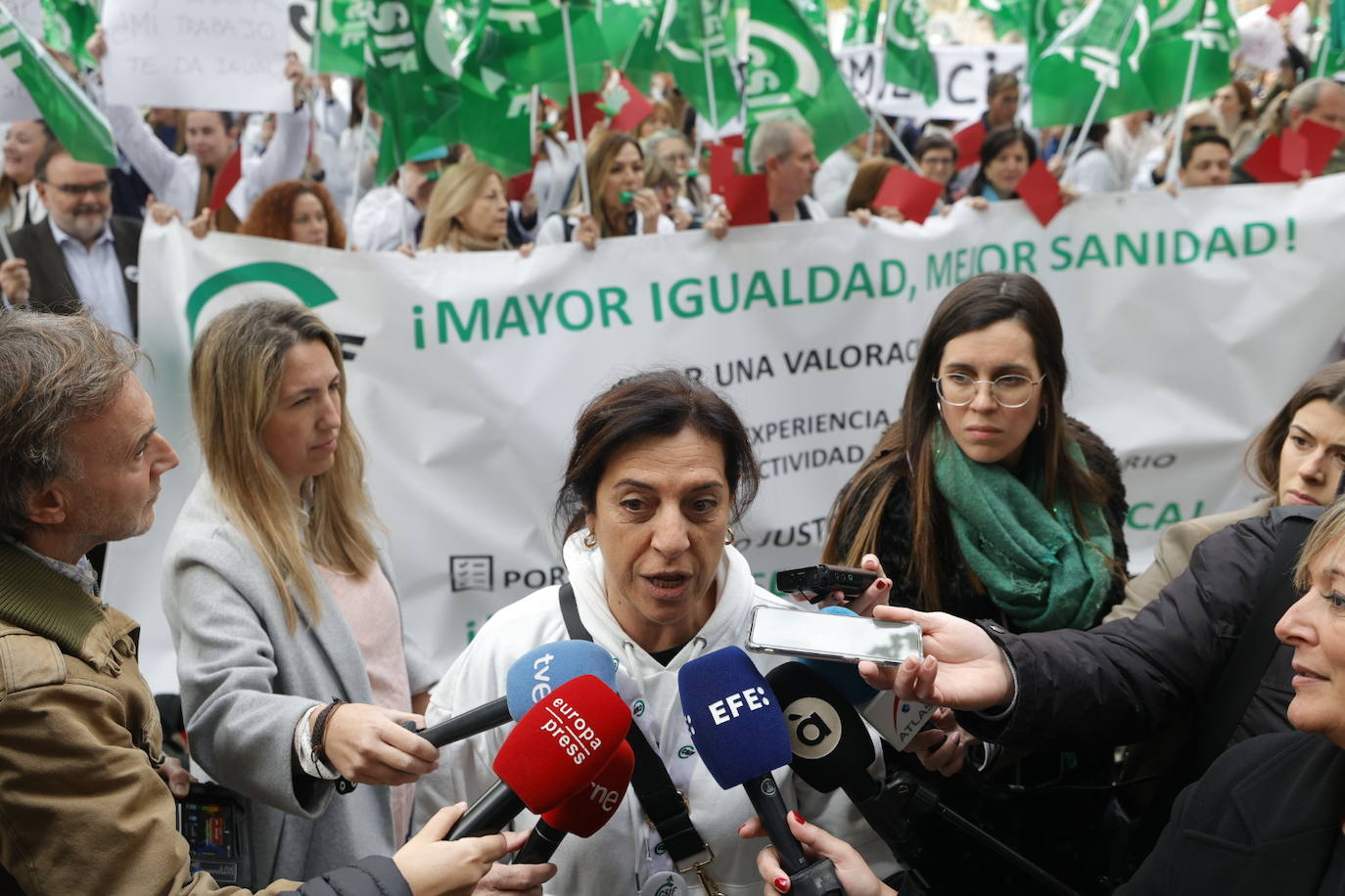 La protesta a las puertas de la conselleria urge refuerzos a Sanidad y un «trato digno» para los pacientes