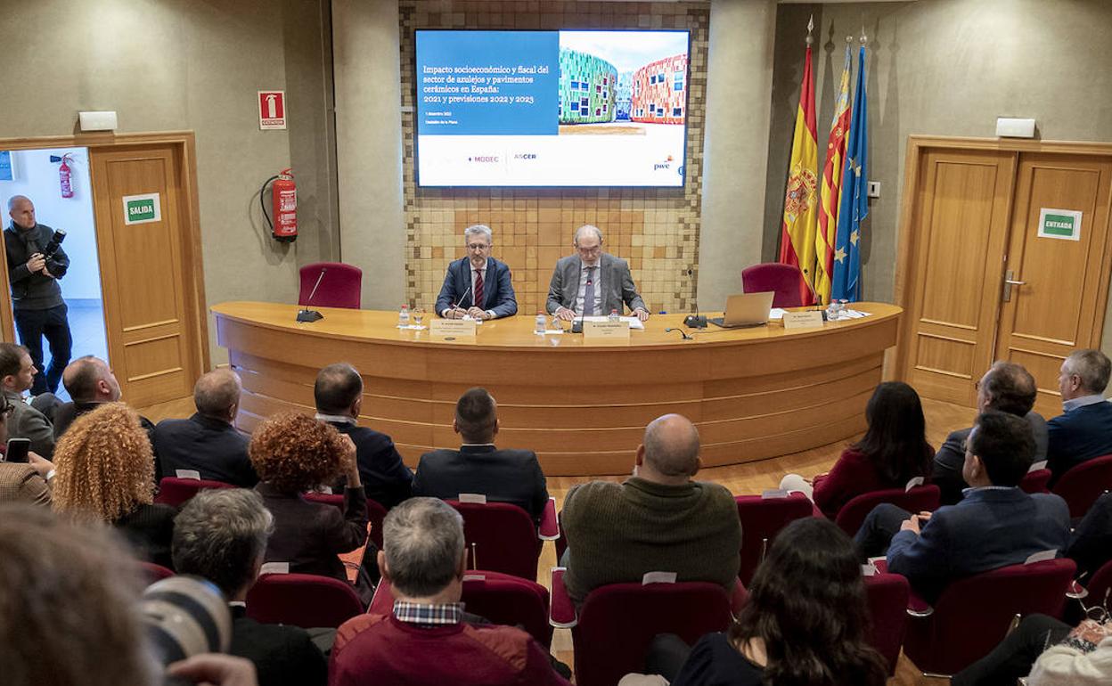 Arcadi España y Vicente Nomdedeu, en la presentación del informe. 