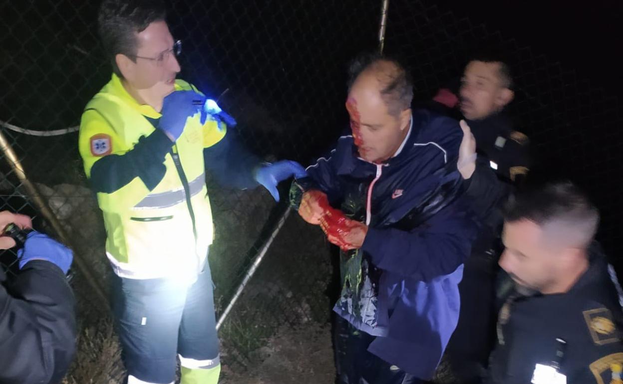 El patrón del barco es atendido por el equipo médico. 