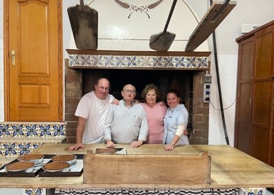 Imagen secundaria 1 - Luis Molinos saca del horno moruno unas cocas (arriba), la familia la completo (izq.) y el horno (dcha.). 