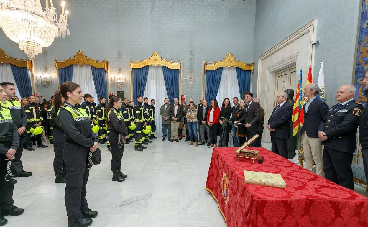 Imagen del nombramiento oficial que ha tenido lugar este jueves en el Ayuntamiento de Alicante. 