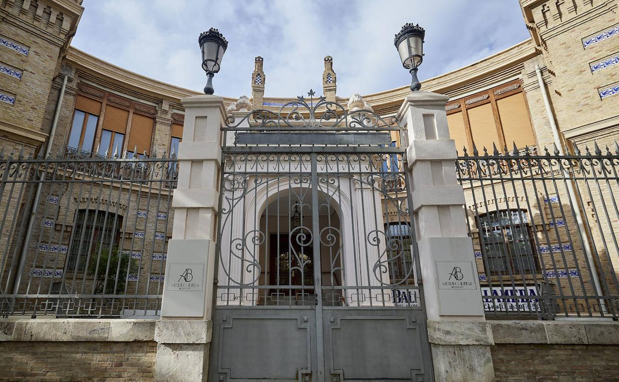 Puerta principal del balneario de la Alameda. 