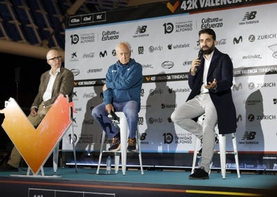 Imagen secundaria 1 - Momentos de la presentación, el más emotivo sin duda fue el del reconocimiento a la figura de Domingo Mengual. 