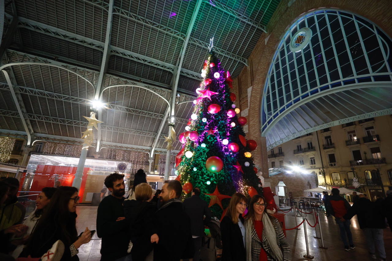 Fotos: El Mercado de Colón enciende las luces para la Navidad 2022