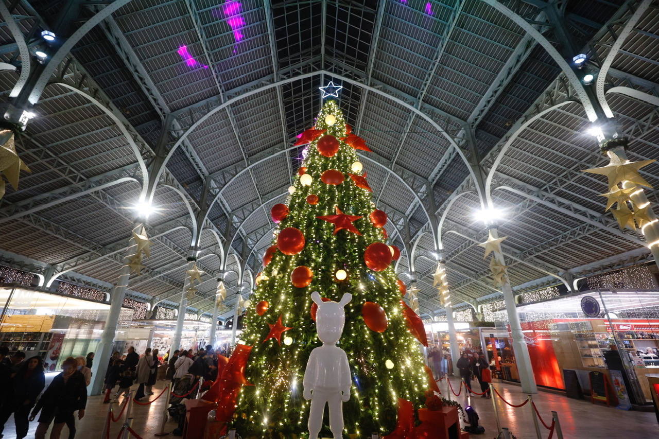 Fotos: El Mercado de Colón enciende las luces para la Navidad 2022