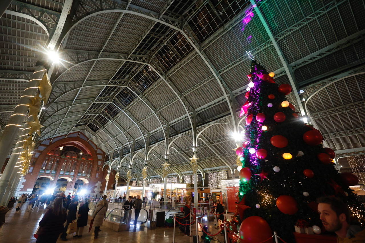 Fotos: El Mercado de Colón enciende las luces para la Navidad 2022