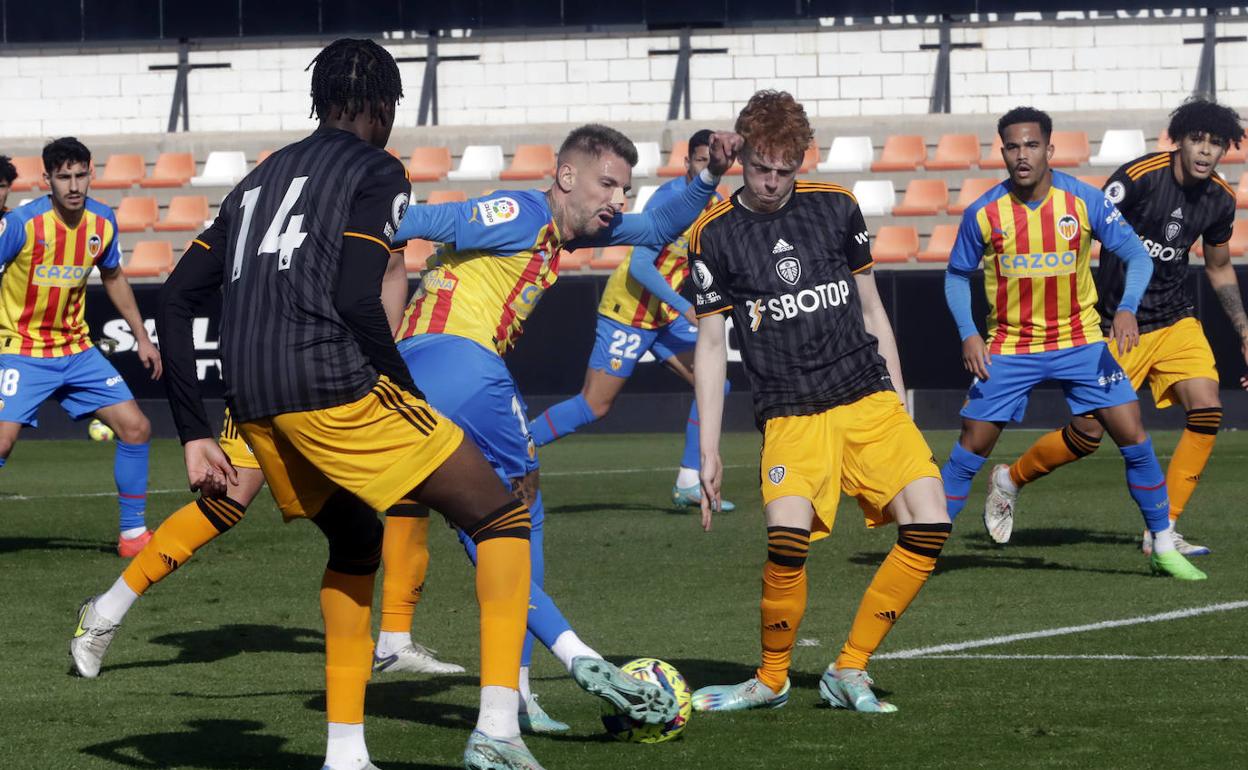 Samu Castillejo remata a puerta ante el filial del Leeds. 