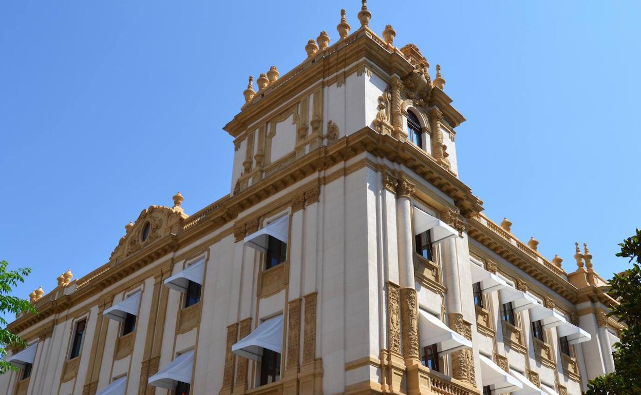 Fachada de la Diputación de Alicante. 