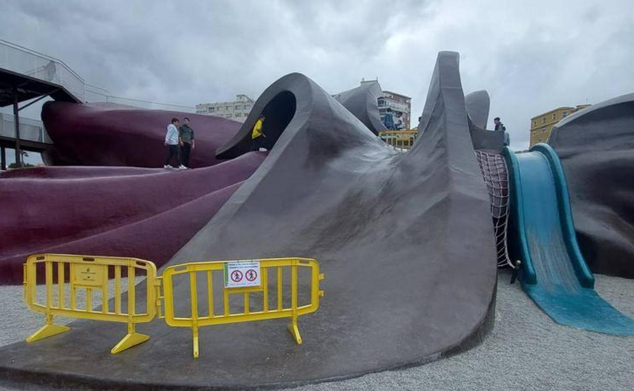 Tobogán del Gulliver, vallado para impedir el uso. 