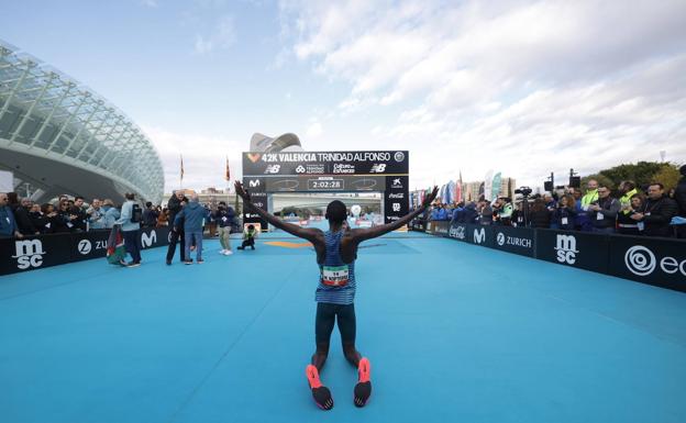 DIRECTO | Gana Beriso, se escapa el récord del mundo femenino