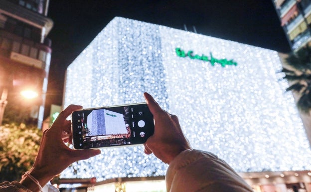 Imagen principal - Encendido de luces de El Corte Inglés, que accionan representantes de El Sueño de Vicky, Payasospital y la fundación Ronald McDonald.