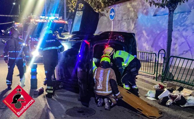 Los bomberos usan la tabla de salvamento para rescatar a la mujer accidentada. 