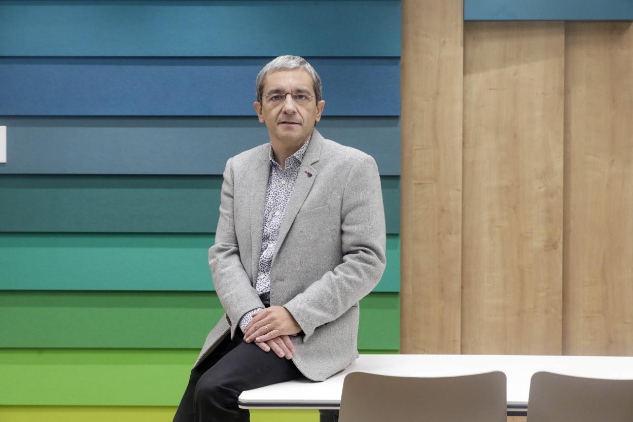 El catedrático Joaquín Maudos posa para la entrevista en la sede del IVIE, en Valencia.