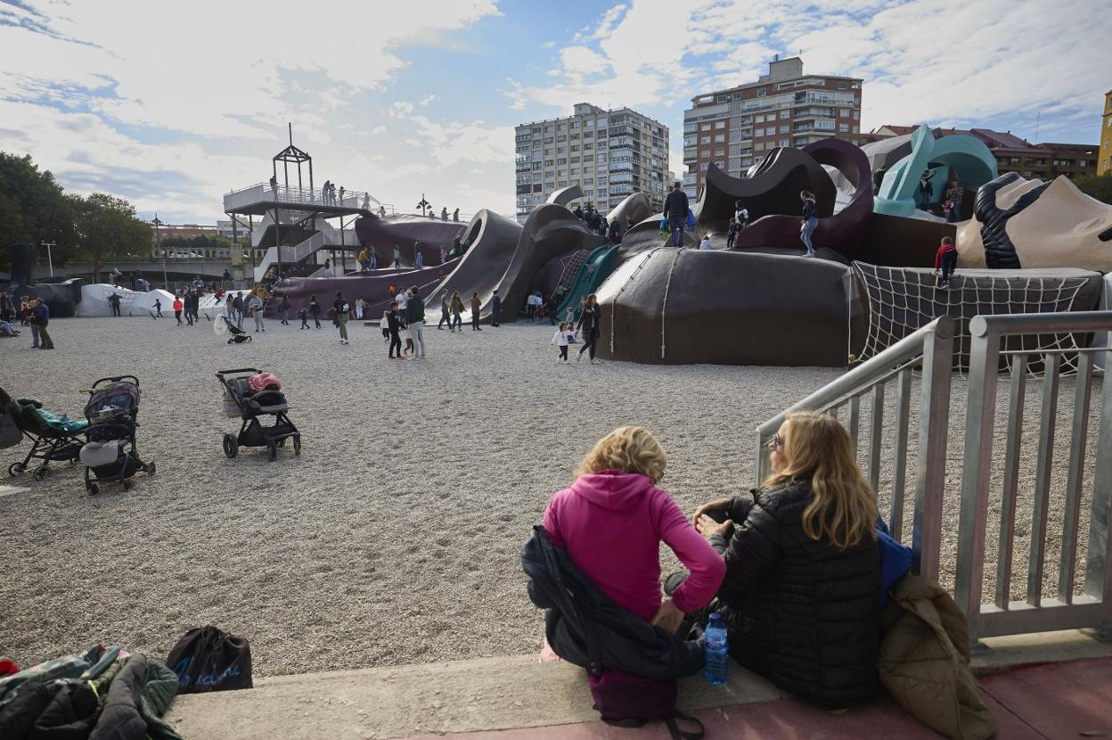 Dos mujeres descansan en el parque Gulliver, repleto de niños, este sábado por la mañana. 