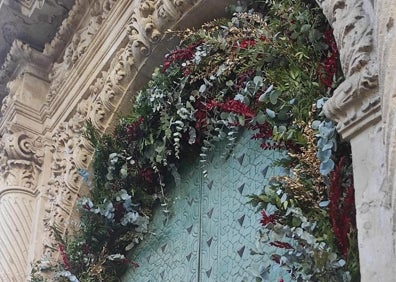 Imagen secundaria 1 - Imágenes de algunos de los adornos florales que lucen en los principales puntos de la ciudad. 