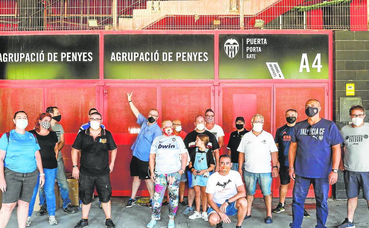 Miembros de la Agrupación de Peñas cuando se vieron obligados a abandonar su sede en Mestalla. 