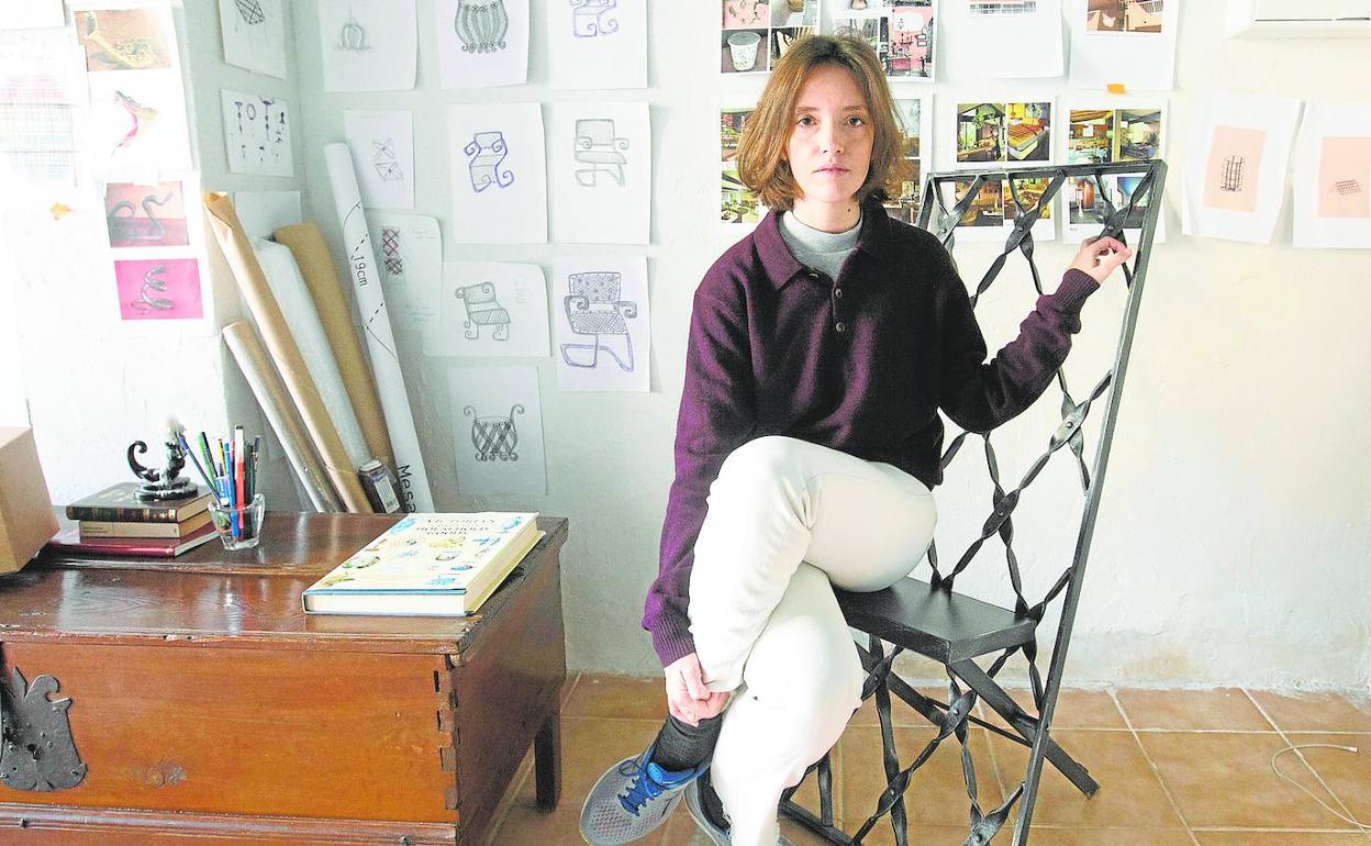 Cristina Omarrementería, en su estudio con una de las sillas que diseña. 