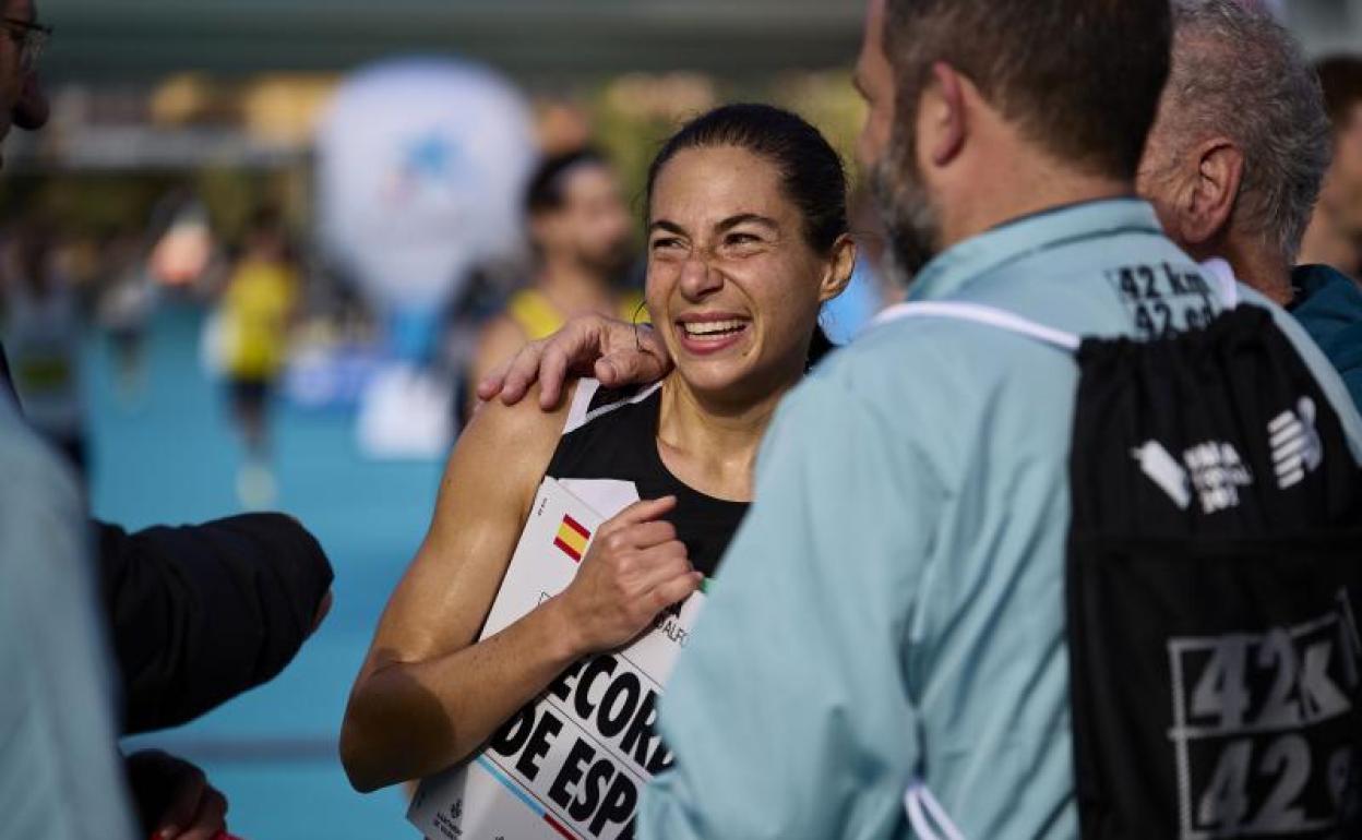 Marta Galimany, emocionada tras batir el récord de España. 