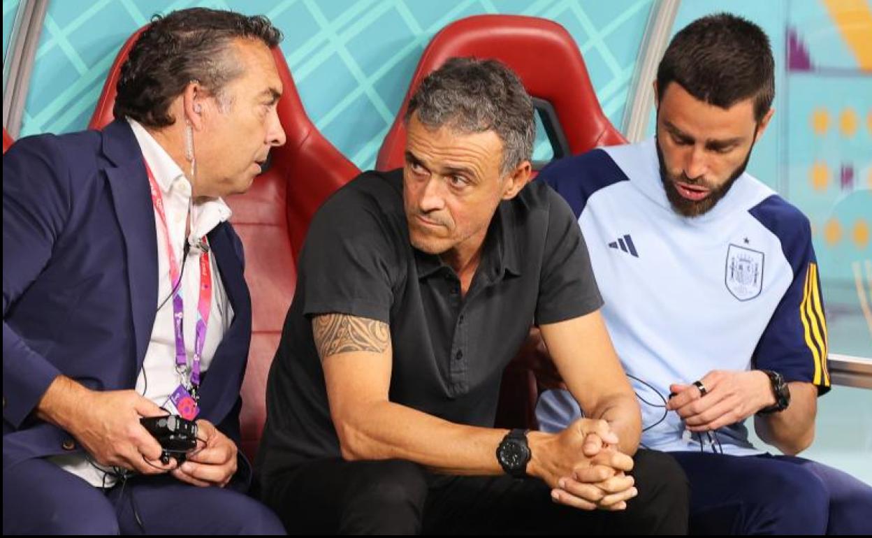 Luis Enrique consulta con su 'staff' durante el partido ante Japón. 