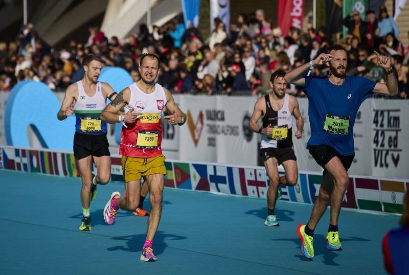 Fotos: Búscate en la línea de meta del Maratón de Valencia