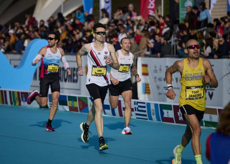 Fotos: Búscate en la línea de meta del Maratón de Valencia