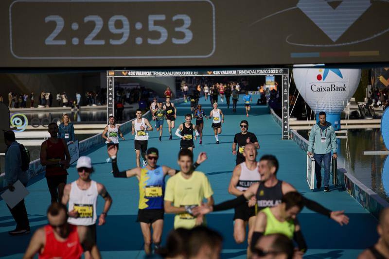 Fotos: Búscate en la línea de meta del Maratón de Valencia