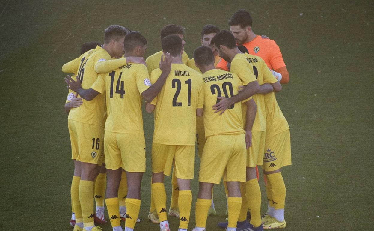 Los jugadores del Hércules se reúnen antes del partido de este domingo en Olot. 