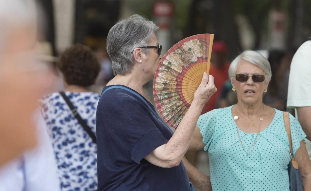 Vecinos abanicándose por el calor en Valencia. 