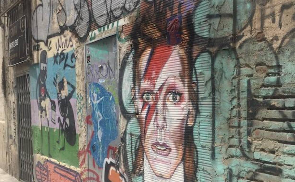 El mural de David Bowie está situado en la calle Beneficencia y fue realizado por Arrúe entre mayo y junio de 2019. 