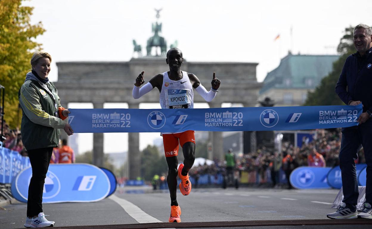 Eliud Kipchoge cruza la meta en el maratón de Berlín el pasado mes de septiembre.