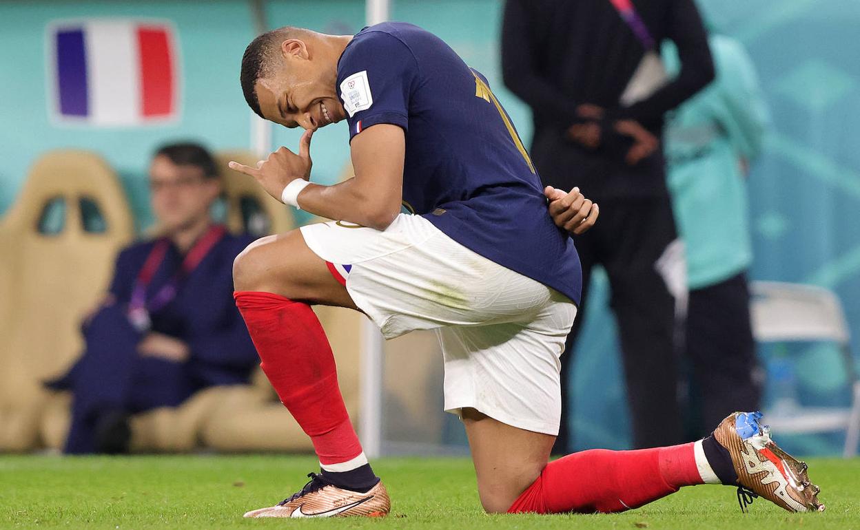 Mbappé celebra uno de sus goles el domingo.