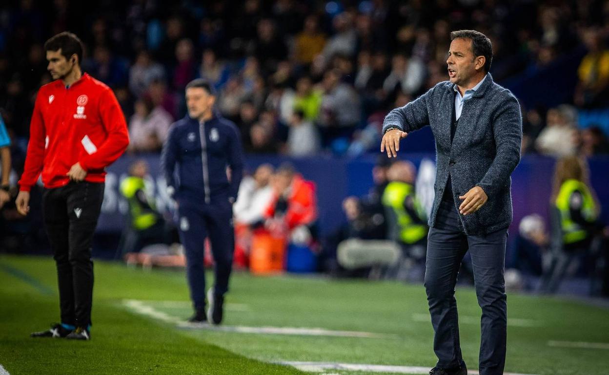 Javier Calleja da indicaciones a sus futbolistas en el Ciutat de València.