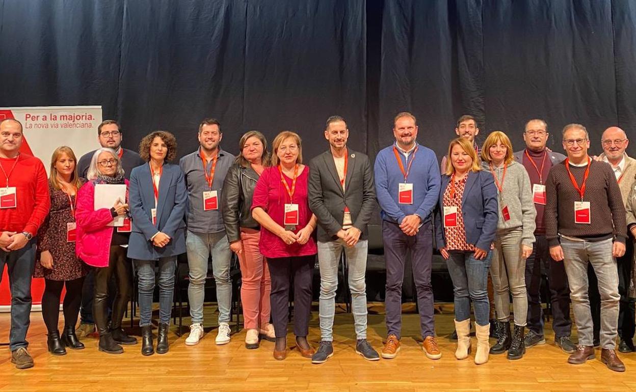 Bielsa y Vicente Zaragozá, con representantes del partido en la comarca. 