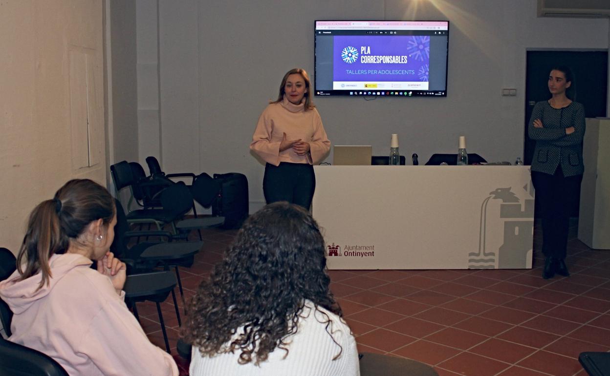 La concejala Enguix presenta en la presentación del Plan de Corresponsables donde se enmarcan los talleres. 