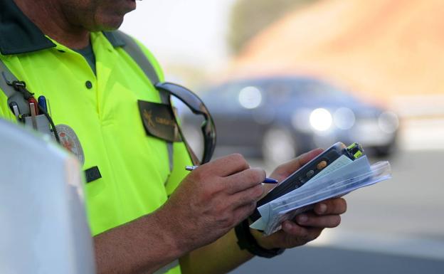 La multa de 600 euros que la DGT ha puesto a 6.365 conductores en una semana