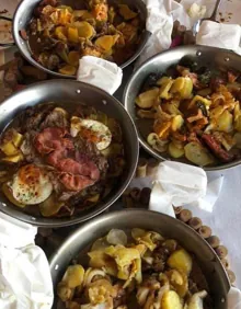 Imagen secundaria 2 - Dónde almorzar en Sueca | El almuerzo escondido en un club social que se sirve en calderos