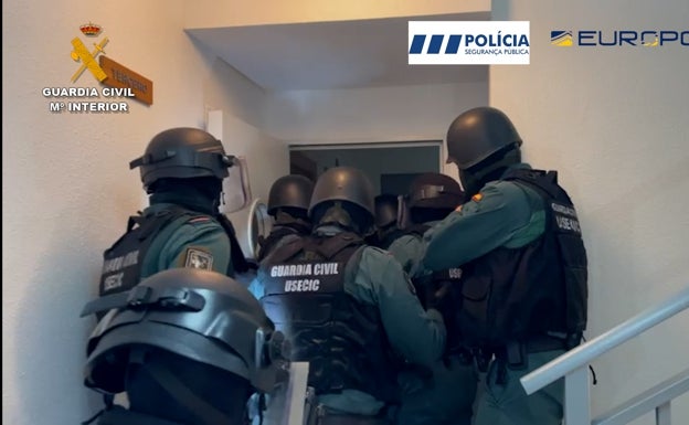 Imagen principal - Registros a viviendas y dinero y aparatos tecnológicos requisados por Guardia Civil. 